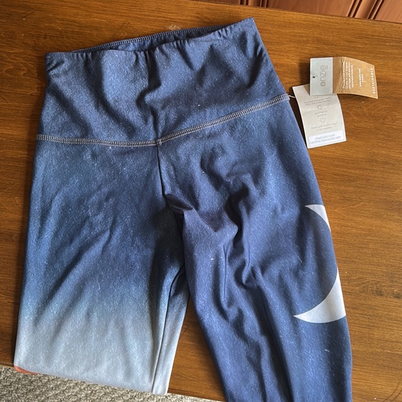 Onzie Graphic High Waisted Basic Midi Leggings - Size S/M (2-6) - Picture 6 of 8